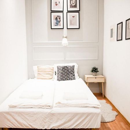 Stylish And Spacious ! Central Location Kazincy Netflix Budapest Exterior foto