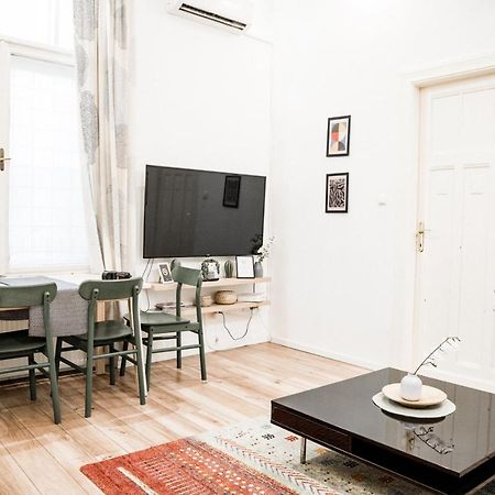 Stylish And Spacious ! Central Location Kazincy Netflix Budapest Exterior foto