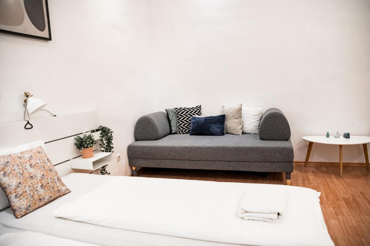 Stylish And Spacious ! Central Location Kazincy Netflix Budapest Exterior foto