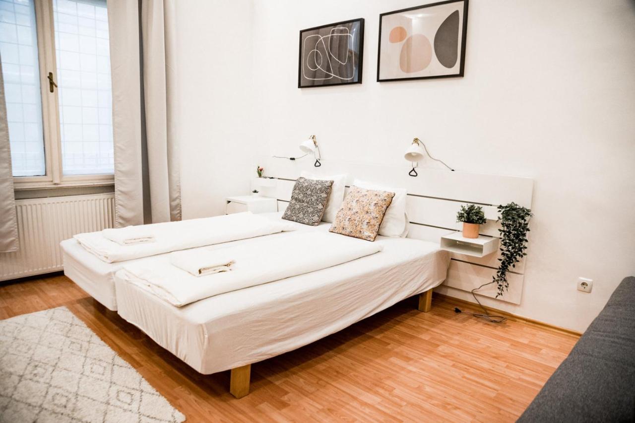 Stylish And Spacious ! Central Location Kazincy Netflix Budapest Exterior foto