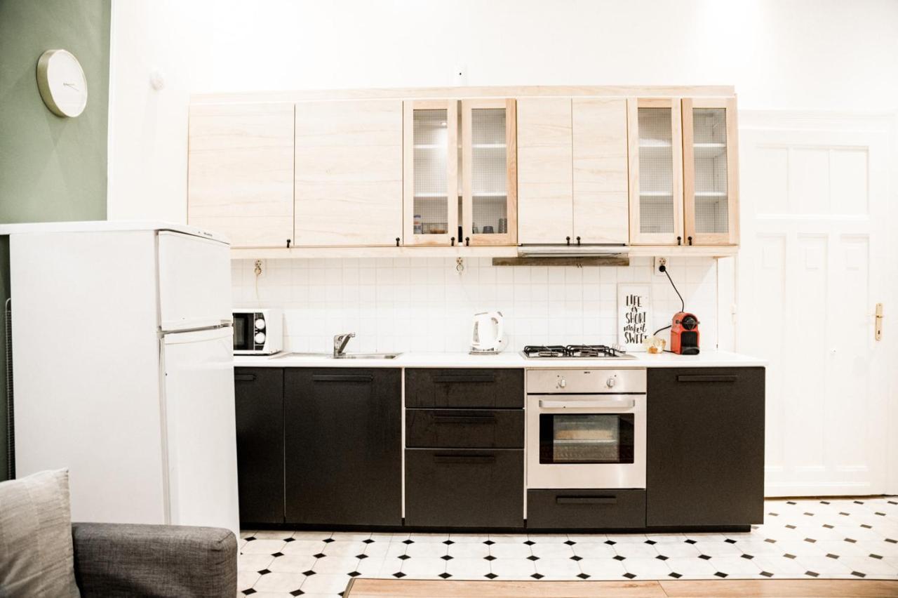 Stylish And Spacious ! Central Location Kazincy Netflix Budapest Exterior foto