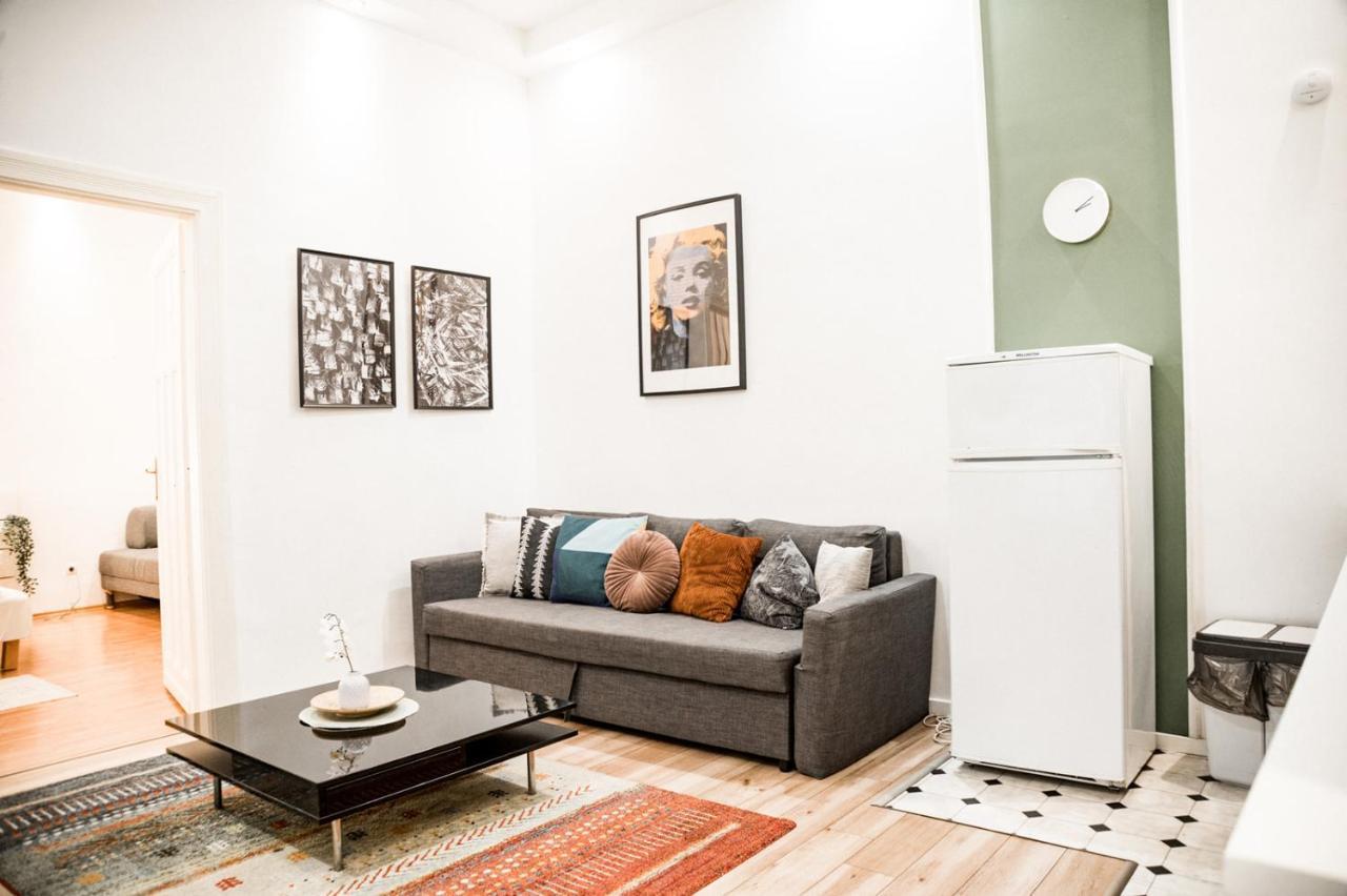 Stylish And Spacious ! Central Location Kazincy Netflix Budapest Exterior foto