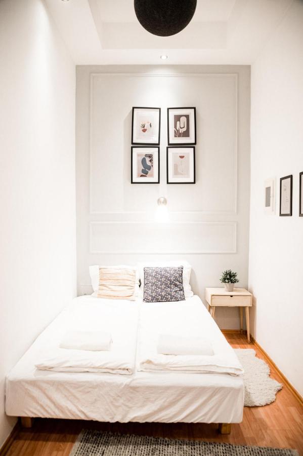 Stylish And Spacious ! Central Location Kazincy Netflix Budapest Exterior foto