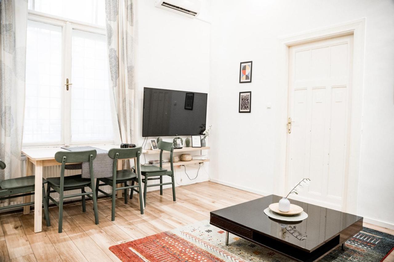 Stylish And Spacious ! Central Location Kazincy Netflix Budapest Exterior foto